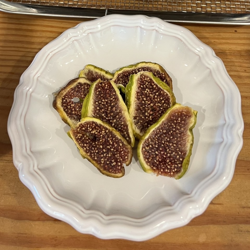 フードドライヤーで乾燥させたいちじくのドライフルーツ